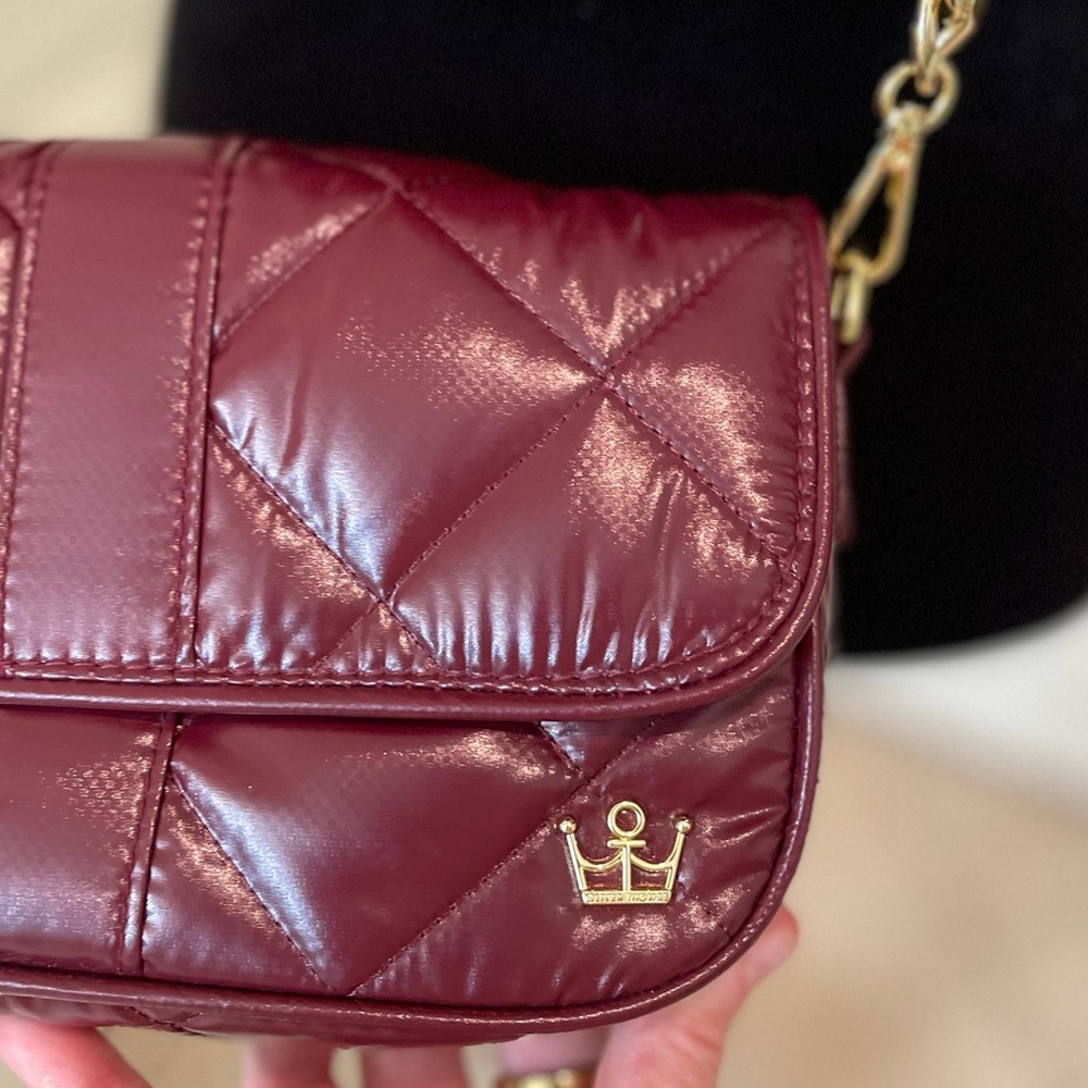 NEW W/OUT TAGS Oliver Thomas Quilted Burgundy/Merlot Crossbody with Gold Chain - Picture 3 of 9